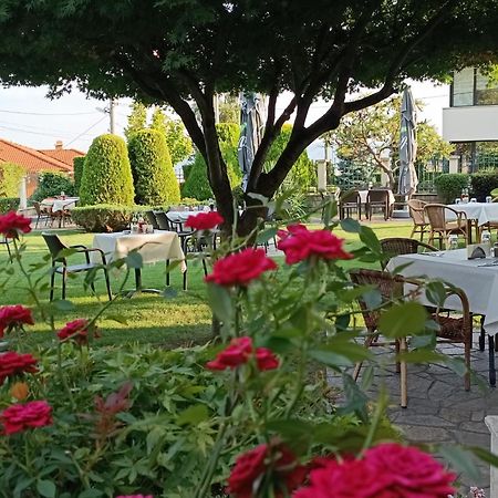 Hotel-Restaurant Almond Karlovo Exteriör bild