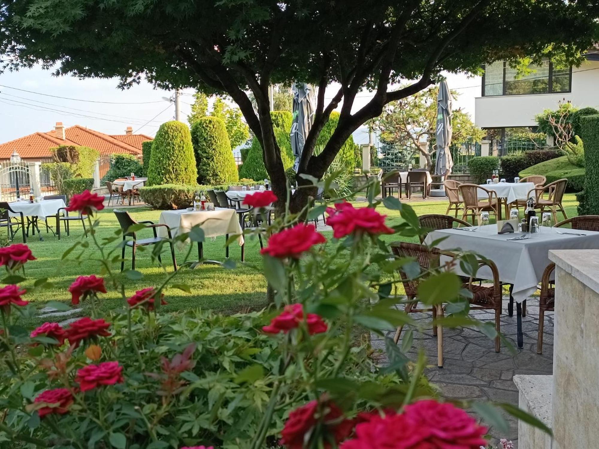 Hotel-Restaurant Almond Karlovo Exteriör bild